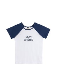 Hvid T-shirt med korte marineblå raglansleeves, med "MON CHÉRIE" trykt i marineblåt på fronten. Fremstillet af bomuld. Glat tekstur.