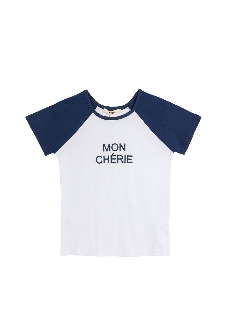 Hvid T-shirt med korte marineblå raglansleeves, med "MON CHÉRIE" trykt i marineblåt på fronten. Fremstillet af bomuld. Glat tekstur.