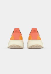 Lyserøde og orange sneakers med et blødt, struktureret overdel, der har en polstret sål og hævde logo detaljer på hælen.