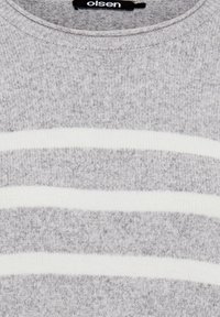 Grauer Pullover mit weißen horizontalen Streifen, gestrickte Textur und runder Ausschnitt. Das Etikett trägt die Aufschrift "olsen". Der Stoff wirkt weich und warm.