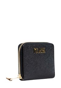 Portafoglio nero rugoso con hardware dorato e chiusura a zip. Presenta un logo impresso sul davanti, design quadrato compatto.