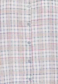 Geruit overhemd gemaakt van een lichtgewicht, geweven stof in tinten blauw, beige en roze, met zichtbare knopen en een gestructureerd oppervlak.