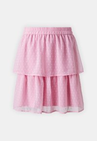 Rosa lagdelt skjørt laget av lett materiale, med en samlet elastisk midje og subtil mønstrete tekstur gjennom hele.
