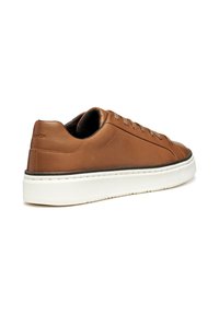 Sneaker in pelle marrone con suola in gomma bianca, punta tonda e design con lacci. Dettagli di cucitura discreti e logo sul tallone.