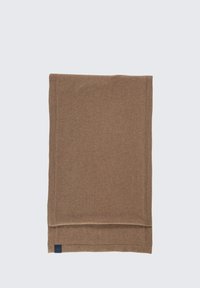 Coperta marrone intrecciata con una consistenza liscia, piegata ordinatamente. Presenta un'etichetta blu nell'angolo inferiore. Forma rettangolare semplice.