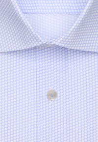 Jasnoniebieska koszula zapinana na guziki z małym powtarzającym się wzorem. Posiada klasyczny kołnierzyk i pojedyncze zapięcie na guzik przy szyi.