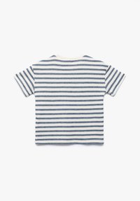 Stribet t-shirt med korte ærmer, der har skiftende blå og hvide vandrette striber, rund halsudskæring og blød strikket tekstur.