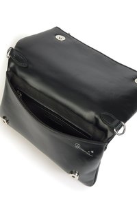 Bolso de mano de imitación cuero negro con una textura suave, bolsillo con cremallera, herrajes en tono plateado y cierre con solapa. Compartimento interior visible.