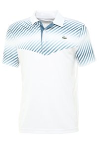 Vit pikétröja med blå diagonala ränder på övre halvan, med en tvåknapps-polo och en grön logotypaccent på bröstet.