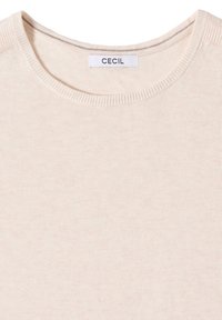 Maglione a maglia color crema con scollo rotondo e etichetta del marchio CECIL cucita all'interno del colletto.