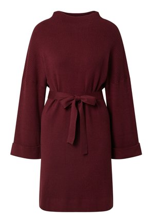 Robe tricotée à côtes bordeaux avec un col haut, des manches larges et une ceinture nouée à la taille. Le tissu a une finition douce et texturée.