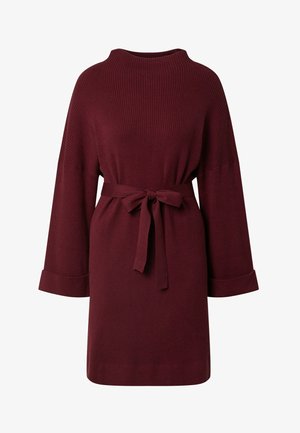 Burgunderfarbendes, geripptes Strickkleid mit hohem Hals, weiten Ärmeln und einem gebundenen Gürtel in der Taille. Der Stoff hat eine weiche, strukturierte Oberfläche.