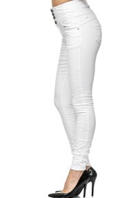 Jeans blancos ajustados con una cintura alta, que exhiben cuatro botones, bolsillos laterales y una textura lisa, ligeramente arrugada. Se combinan con tacones negros.