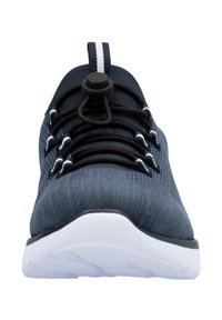 Baskets de sport avec une tige tricotée bleu foncé, des lacets noirs élastiques et une semelle intermédiaire blanche. Présente une languette et une semelle en caoutchouc lisse.