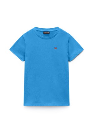 T-shirt blu a maniche corte con scollo rotondo, con un piccolo emblema della bandiera norvegese sul petto a sinistra e un'etichetta sul collo.