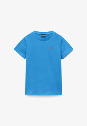 T-shirt blu a maniche corte con scollo rotondo, con un piccolo emblema della bandiera norvegese sul petto a sinistra e un'etichetta sul collo.