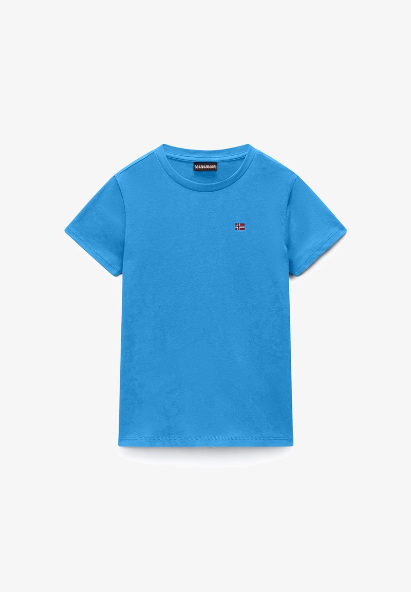 Blaues T-Shirt mit kurzen Ärmeln und Rundhalsausschnitt, mit einem kleinen norwegischen Flaggenemblem auf der linken Brust und einem Nackenetikett.