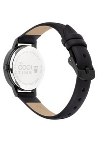 Schwarze Lederarmbanduhr mit einem Gehäuse aus Edelstahl, wasserdicht bis 3 ATM, mit einer glatten, strukturierten Oberfläche und minimalistischer Gestaltung.