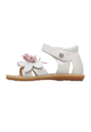 Sandale blanche pour tout-petit avec texture irisée, décoration fleur rose sur la bride avant, et semelle en caoutchouc marron.