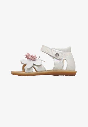 Biała sandałka dla małego dziecka z iryzującą teksturą, różowym kwiatowym zdobieniem na przednim pasku i brązową gumową podeszwą.