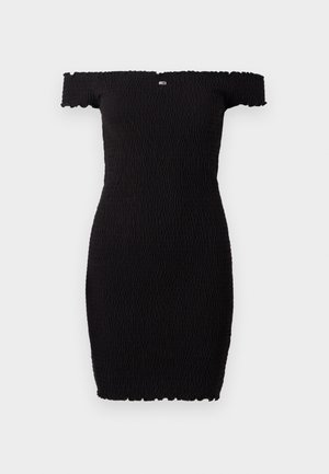 Robe noire décolletée avec texture froncée, silhouette ajustée et encolure élastique. Design simple sans motifs supplémentaires.