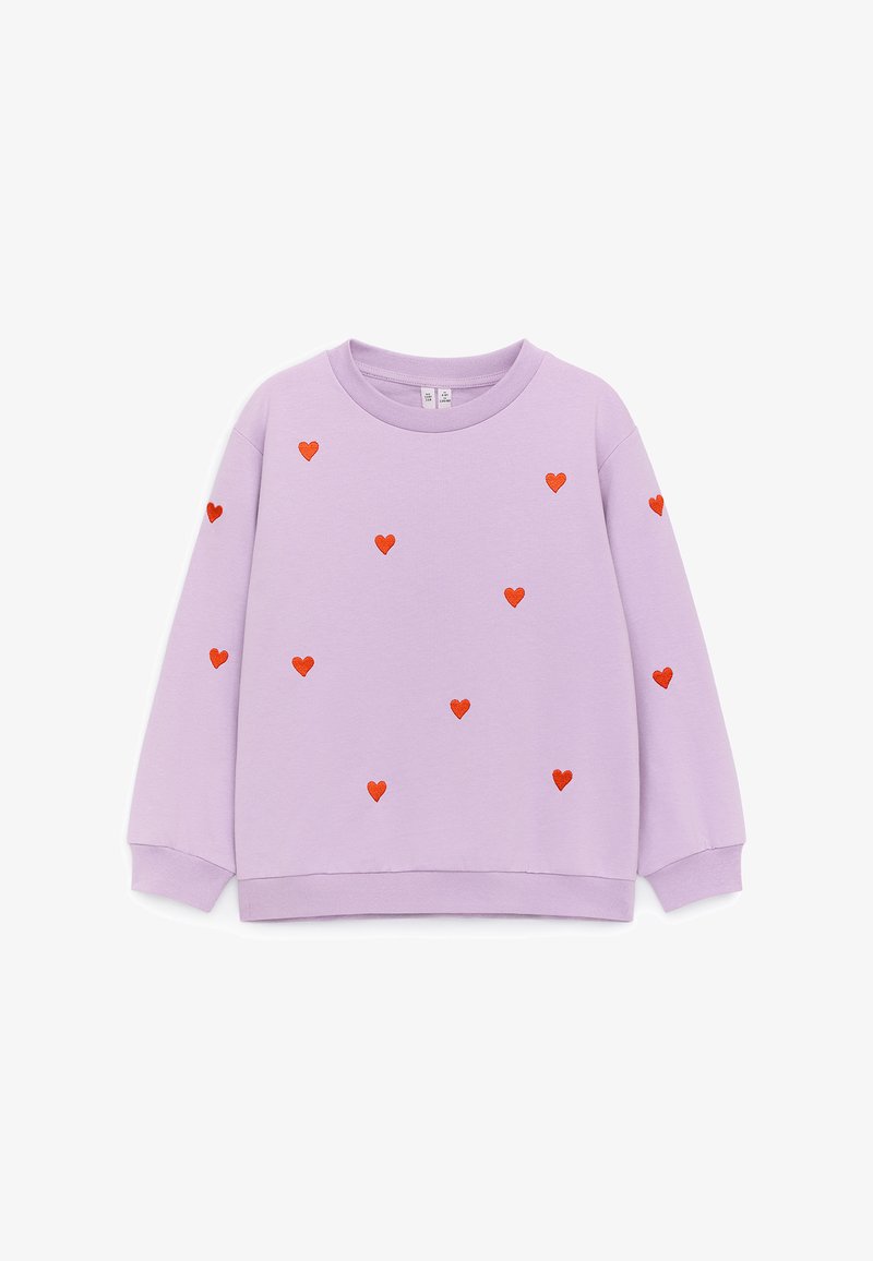 Sweat-shirt lilas à manches longues avec motifs de cœurs rouges dispersés sur le devant et les manches, avec poignets et ourlet côtelés.
