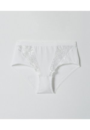 Bragas blancas de talle alto hechas de una tela suave con acentos de encaje en los laterales, presentando un borde festoneado y un diseño sin costuras.