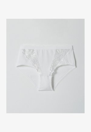 Bragas blancas de talle alto hechas de una tela suave con acentos de encaje en los laterales, presentando un borde festoneado y un diseño sin costuras.