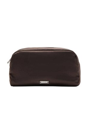Trousse de toilette rectangulaire marron foncé avec fermeture éclair et petite étiquette de marque argentée à l'avant sur fond blanc.