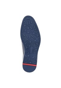 Schuhsohle aus strukturiertem blauen Gummi mit einem geometrischen Profilmuster, akzentuiert durch einen roten Streifen an der Ferse.