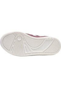 Schuhsohle mit einer weißen Gummibasis, die ein strukturiertes Wabenmuster und geschwungene Designelemente aufweist, hauptsächlich in hellrosa und weißen Akzenten.