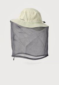 Μπεζ καπέλο με φαρδύ γείσο και συνδεδεμένο μαύρο δίχτυ εντόμων που καλύπτει το πρόσωπο και τον λαιμό, με ρυθμιζόμενα κορδόνια στο γείσο του καπέλου και στις άκρες του διχτυού.