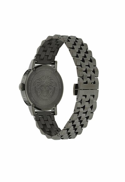 Zwarte roestvrijstalen horloge met een geweven armband, saffierglas en een gedetailleerd gegraveerd Medusa-embleem op de achterkant.