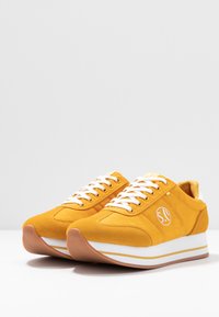 s.Oliver Trainers - yellow