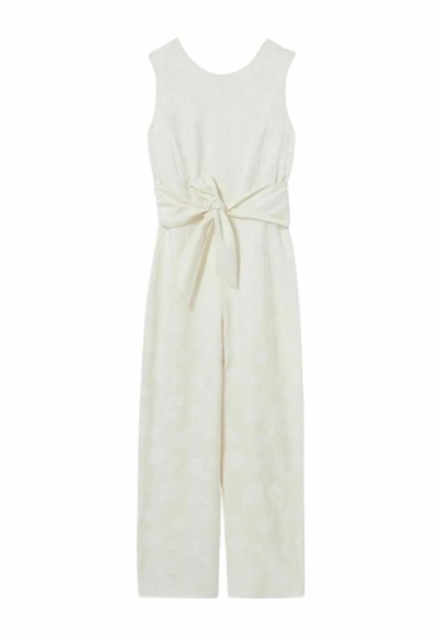 Mono blanco sin mangas con cintura atada y piernas amplias y sueltas, que presenta una sutil textura floral en toda la tela.