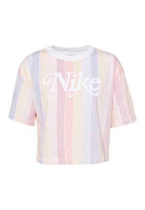 T-shirt crop-top avec des rayures verticales pastel rose, violet, jaune et blanc, avec un texte logo Nike blanc sur la poitrine.