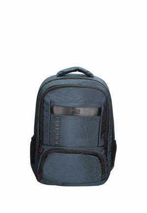 Zaino blu navy con più scomparti con cerniera, manico imbottito, tasche laterali in rete e scritta "FREE TIME" sul pannello frontale.