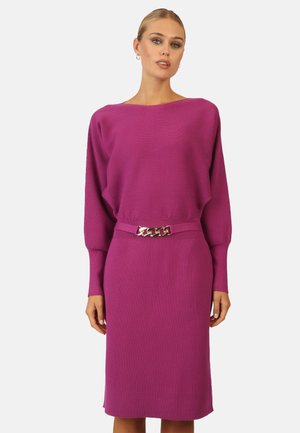 Strickkleid in leuchtendem Pink mit geripptem Muster. Verfügt über einen U-Boot-Ausschnitt, lange Ärmel und einen mit Kettenakzenten verzierten Gürtel in der Taille.