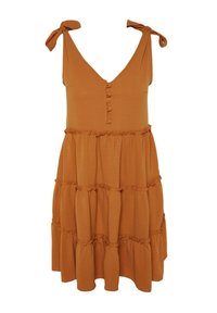 Robe sans manches orange rouille avec bretelles à nouer, col en V boutonné et jupe à volants à étages.