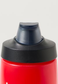 Röd vattenflaska med svart skruvkork, med en rund, slät form och ett litet, mörkblått pip. Texturerad matt yta på korken.