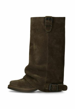 Donkerbruine suède laars tot halverwege de kuit met twee zwarte metalen gespen, platte rubberen zool en iets geslonken schacht.