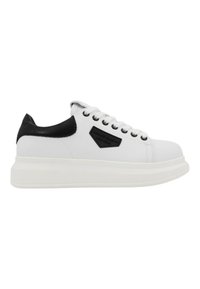 Sneaker bianco con dettagli in pelle nera, punta tondeggiante e suola bianca spessa. Presenta una chiusura con lacci e un dettaglio del logo sul lato.