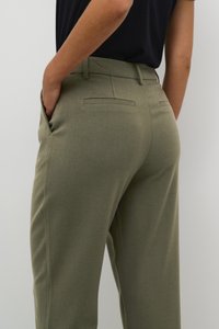Pantalons taillés couleur vert olive avec une coupe droite, présentant des poches arrière, des passants de ceinture et une texture de tissu lisse.