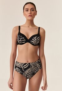 Črn bikini komplet s vzorčastim dizajnom v kremni barvi, ki vsebuje strukturirano podloženo zgornji del in hlačke z visokim pasom ter nabiranjem.