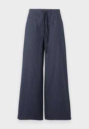 Tumed jalad, sinise värvusega, valgete vertikaalsete triipudega. Valmistatud kergest kangast, millel on nööriga vöökoht ja sile tekstuur.