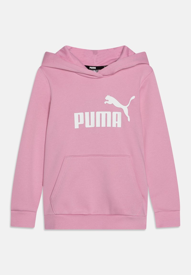 Sudadera con capucha rosa hecha de una tela suave, que presenta un bolsillo tipo canguro en la parte delantera. Gran logo blanco de "PUMA" con un gato saltando acentuado en el pecho.