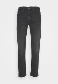 Jeans de denim negro ajustados para hombre con cierre de botón y cremallera, con bolsillos delanteros y traseros, exhibidos sobre un fondo blanco.