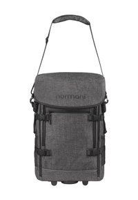 Grauem Stoff-Rucksack mit verstellbarem Schultergurt, vorderen Reißverschlüssen, seitlichen Netztaschen und schwarzen Beschlägen. Verfügt über ein Logo auf dem Deckel.