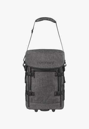 Grauem Stoff-Rucksack mit verstellbarem Schultergurt, vorderen Reißverschlüssen, seitlichen Netztaschen und schwarzen Beschlägen. Verfügt über ein Logo auf dem Deckel.