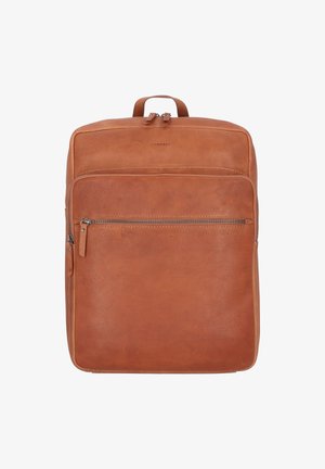 Sac à dos en cuir brun avec une texture lisse, de forme rectangulaire, des poignées supérieures et une poche zippée à l'avant pour une organisation supplémentaire.